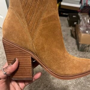 Tan Heeled Boots with Chunky Heel and Suede Leather